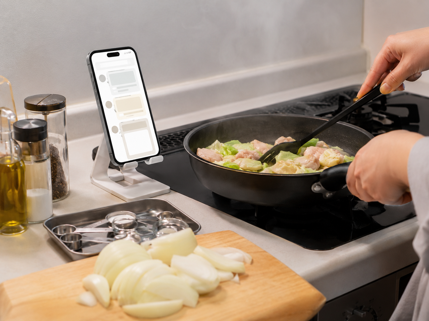 AIのレシピを見ながら料理を進めているキッチン